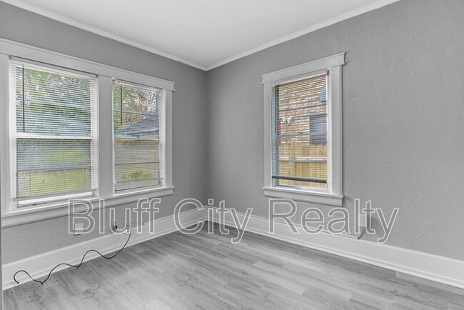 Building Photo - 716 Loeb St