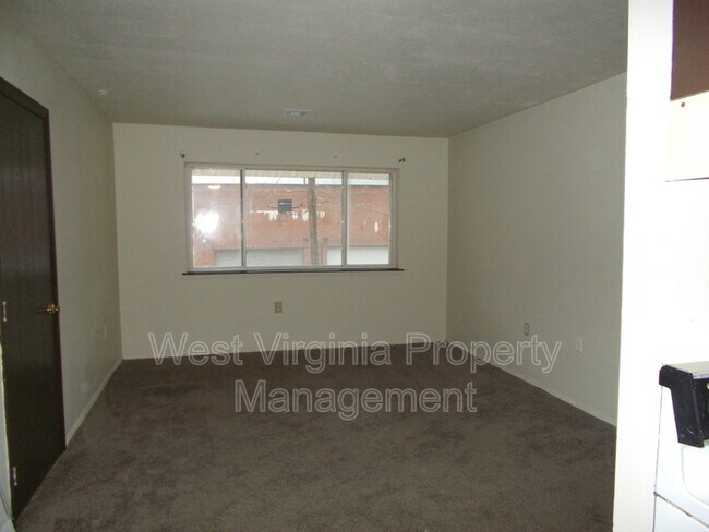 Building Photo - 130 Elm St