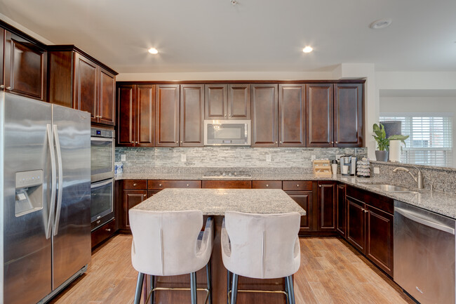 Kitchen - 526 Victorianna Dr