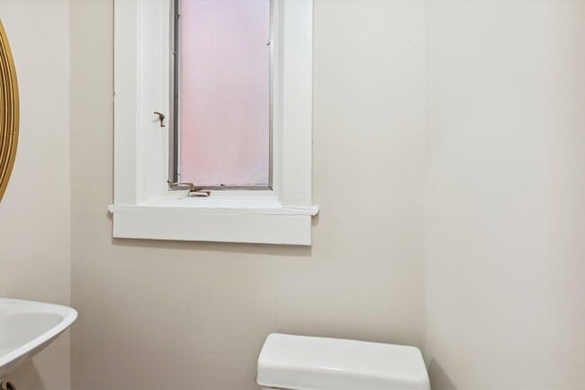 Building Photo - Newly Renovated: 4 Bed 2 Bath on 5th Stree...