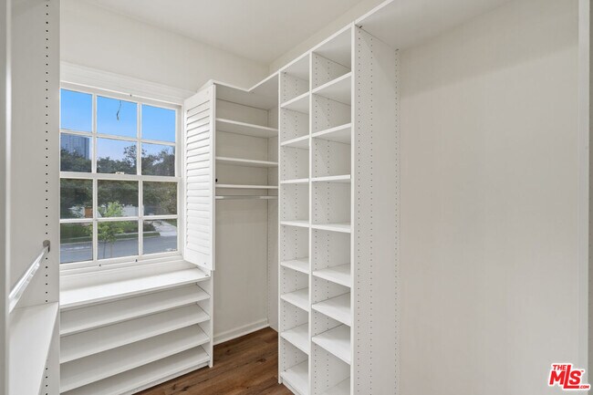 Building Photo - 234 S Roxbury Dr