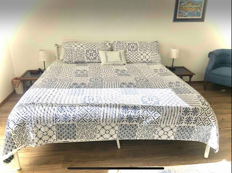 king bed - 8659 Chancellor Dr