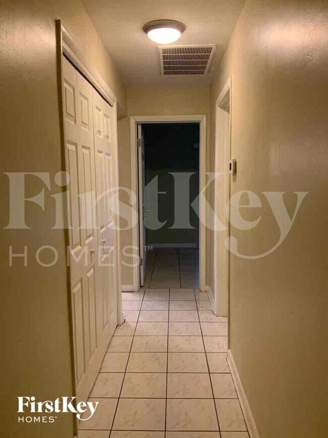 Building Photo - 1302 Crest Dr