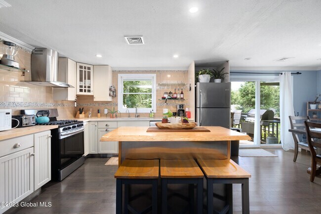 Building Photo - 1 Laurie Ln