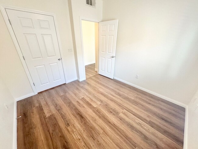 Building Photo - Fully upgraded condo with new flooring, paint, and appliances in Southwest Las Vegas