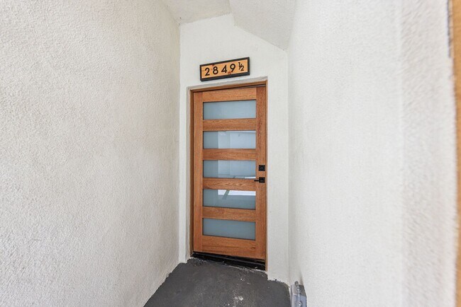 Building Photo - 2847 S Victoria Ave