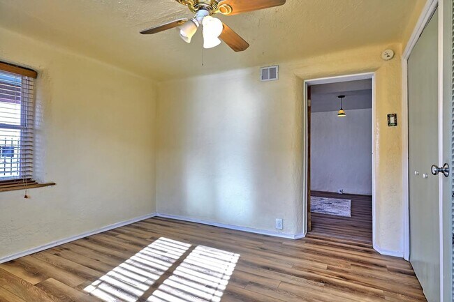 Building Photo - Updated North Downtown 2/bd 1/ba