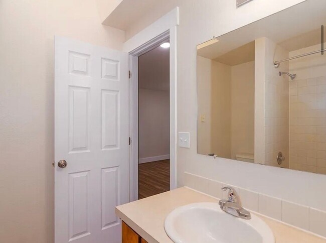 Building Photo - Spacious 4-Bedroom duplex Near EWU – Cheney, WA