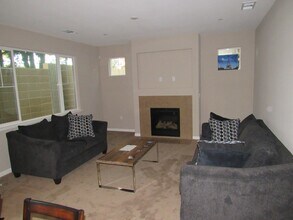 Building Photo - Beautiful 4 Bed/ 2.5 Bath Home close to Pi...