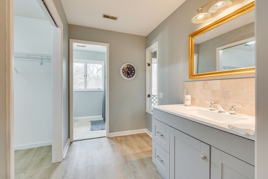 Building Photo - 5009 Emerald Dr