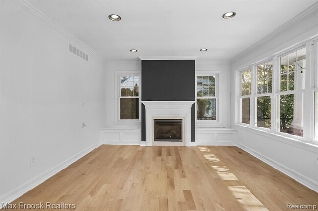 Building Photo - 2120 Buckingham Ave