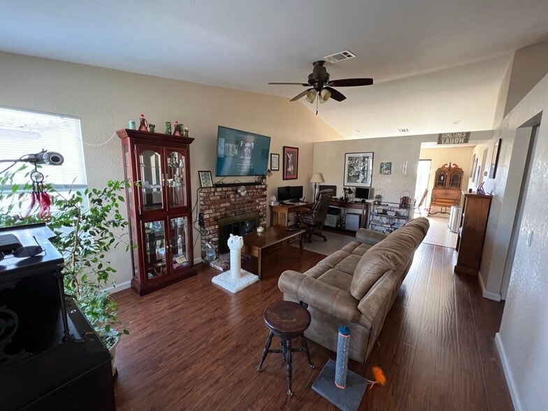 Building Photo - 212 Oak Meadow Ln