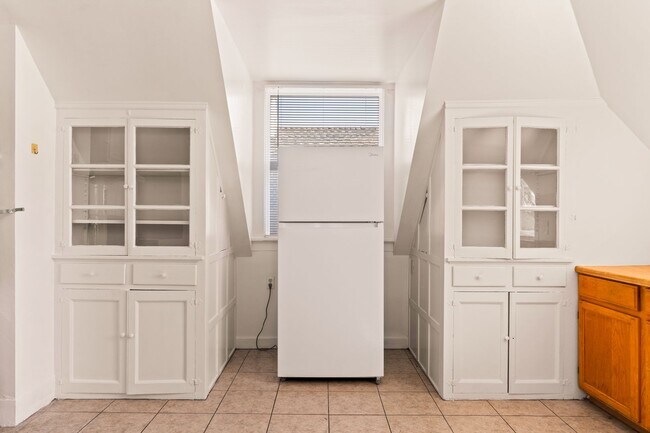 Building Photo - Utilities Included! 3 Bedrooms with Bonus ...