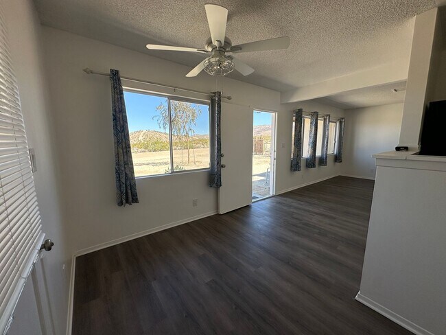 Building Photo - Newly Remodeled 2 bed 1 bath home!