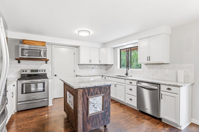 Building Photo - Spacious 4-Bedroom Chemawa Park Home with Fireplace, Bonus Room & Large Yard