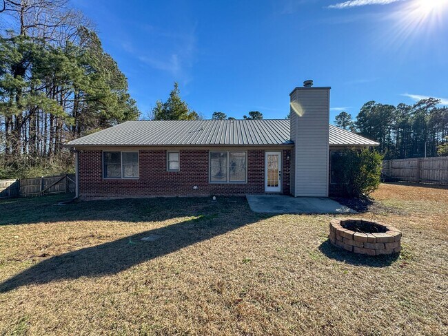 Building Photo - Charming 3 Bed 2 Bath Home with Fenced Backyard