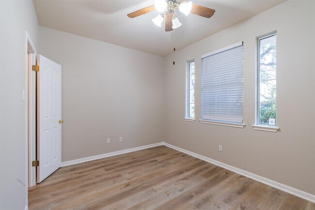 Building Photo - 8421 Cahill Dr