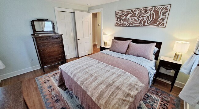 Building Photo - Fully Furnished 4 Bed / 1-1/2 Bath Single Family Home w/2 Car Garage