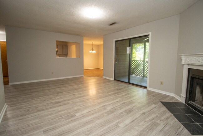Building Photo - Spacious 2BR 2BA townhome in Village Creek!