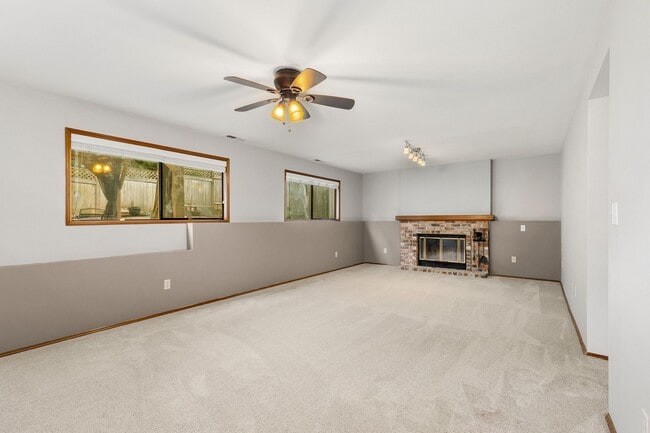 Building Photo - Spacious Education Hill Beauty