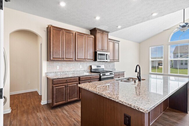 Building Photo - 2214 Larkspur Dr