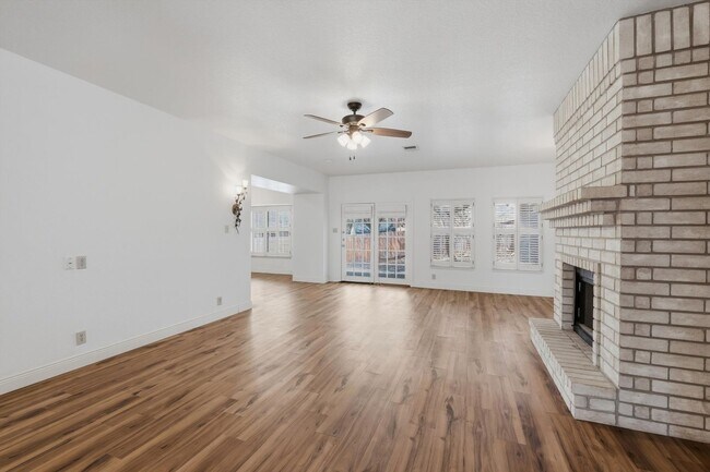 Building Photo - Spacious 4/2.5 in Northwest Crossing