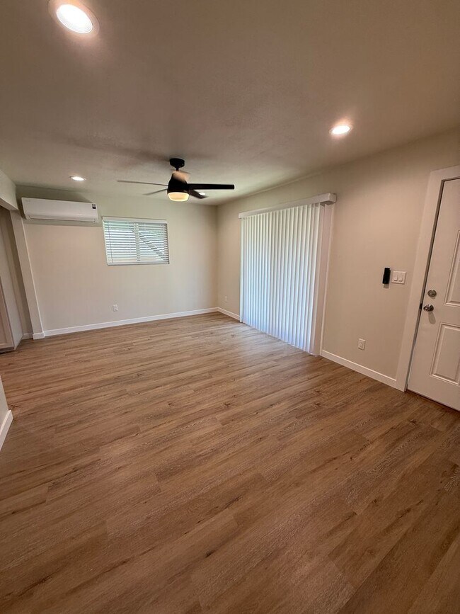 Building Photo - Large Brand New Remodeled 1 Bedroom unit with Washer Dryer Hookups - MUST SEE!!!