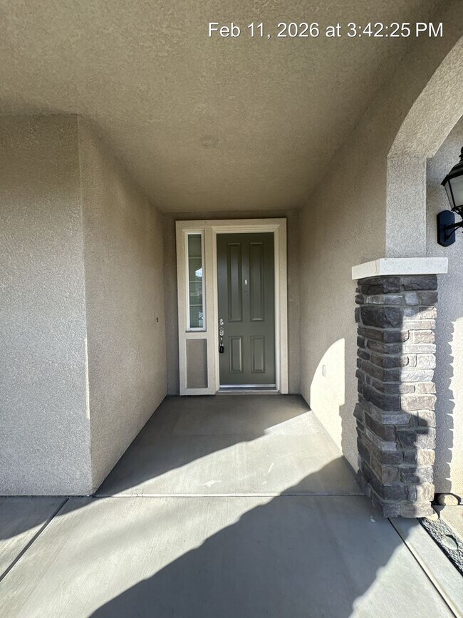 Building Photo - 4 Bedroom home! Rent Ready NW Visalia!