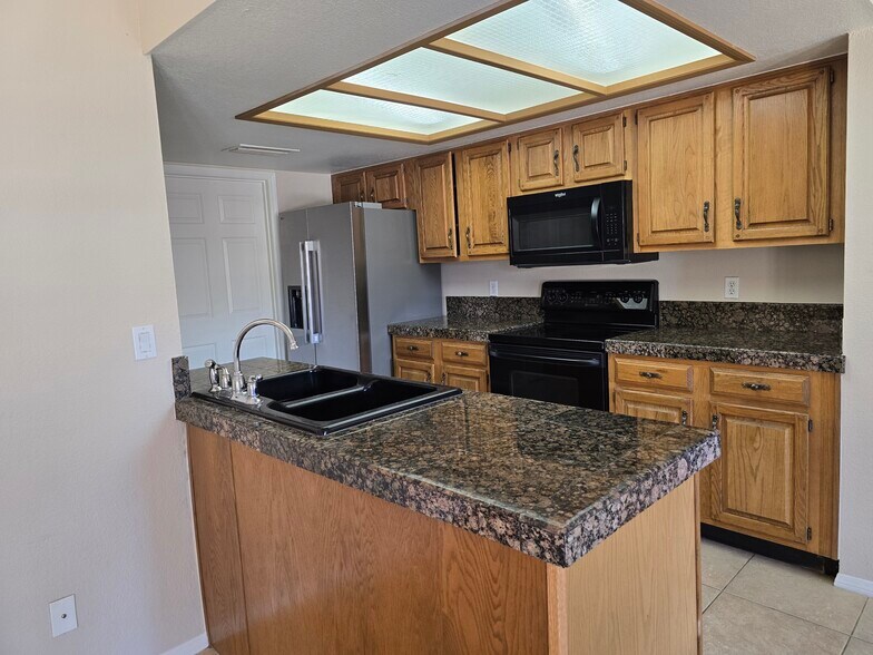 Building Photo - 1827 E Manhatton Dr