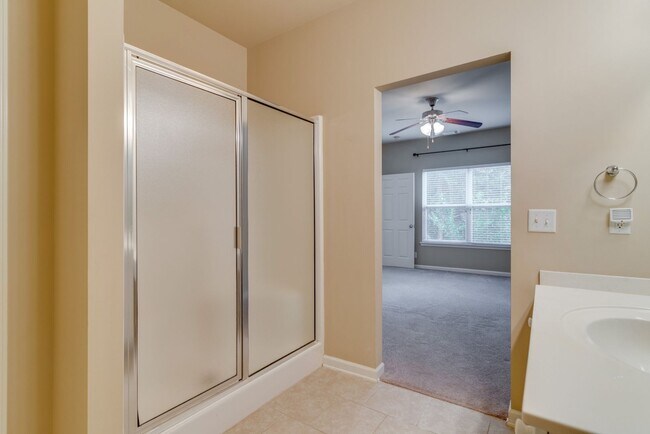 Building Photo - Beautiful 2-Bed, 2.5-Bath Townhouse in Har...