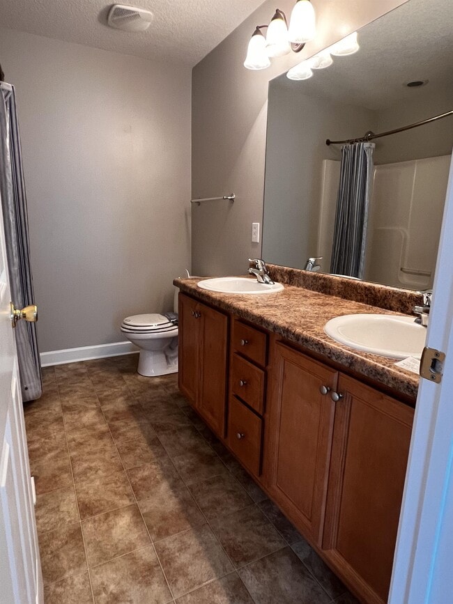 Building Photo - 708 Tattnall Dr