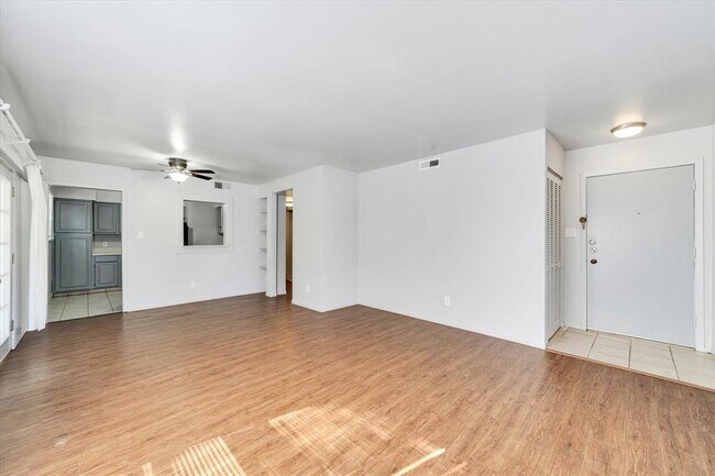 Building Photo - 1130 Bois D'Arc St