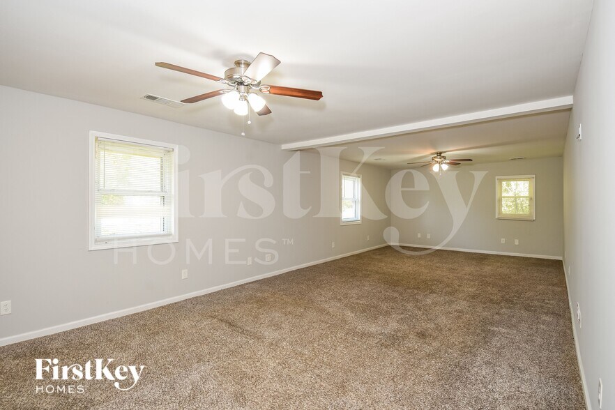 Building Photo - 4800 Victoria Ln