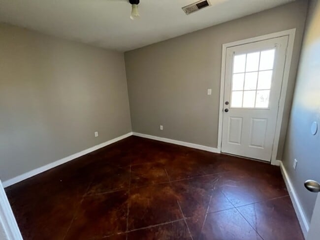 Building Photo - 404 Bruce Street