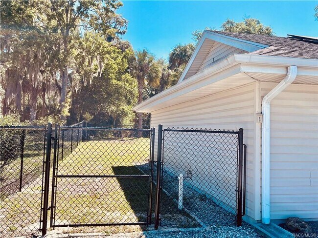Building Photo - 801 N Country Club Dr