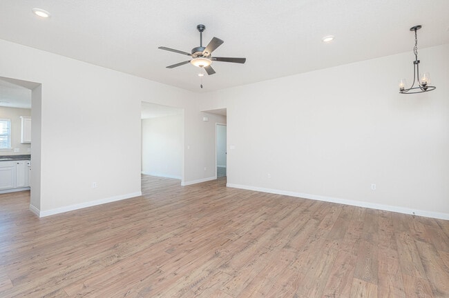 Building Photo - 720 Promenade Dr