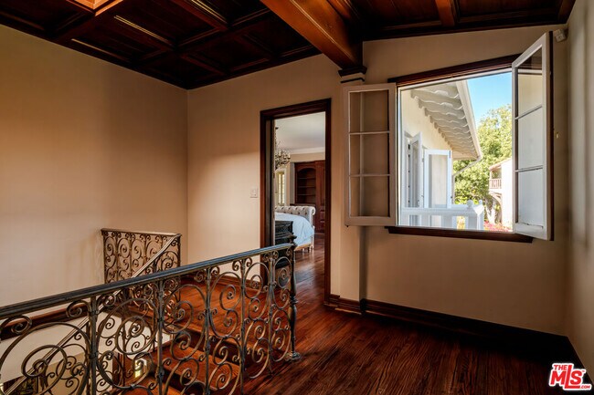 Building Photo - 1004 N Beverly Dr