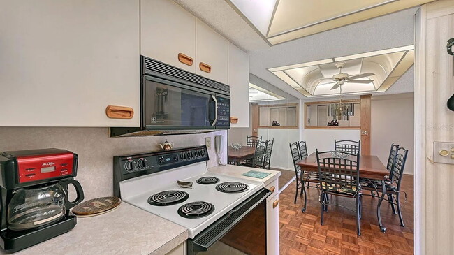 Building Photo - "Charming 2-Bed, 2-Bath Condo Oasis in Bradenton's Heart!"