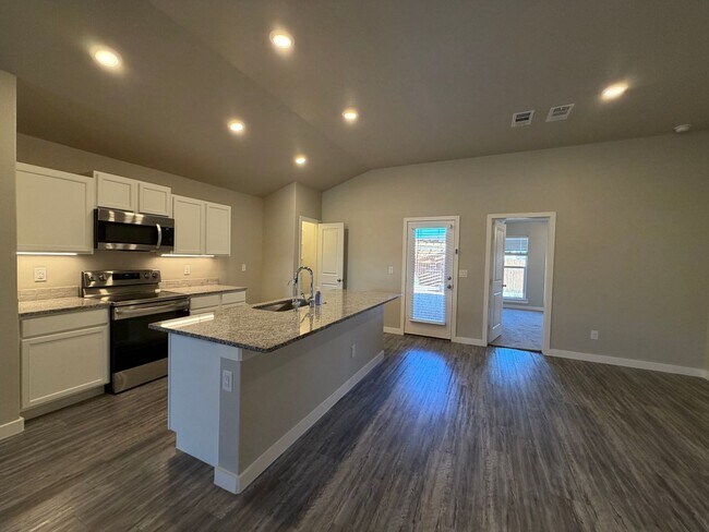Building Photo - Pre leasing for July: 3/2 located in Upland Crossing!