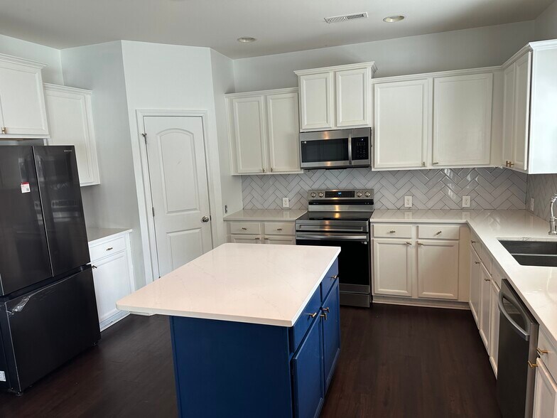 Building Photo - 1842 Swan Dr