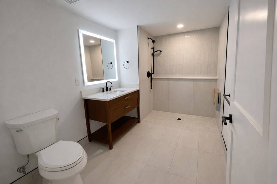 Building Photo - 716 L St SE