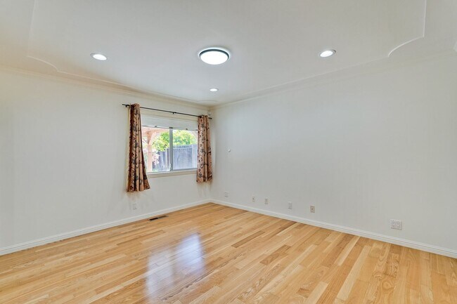 Building Photo - Bright and Spacious 3 Bed 2 Bath Single Fa...