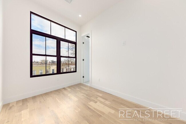 Building Photo - Marconi Place