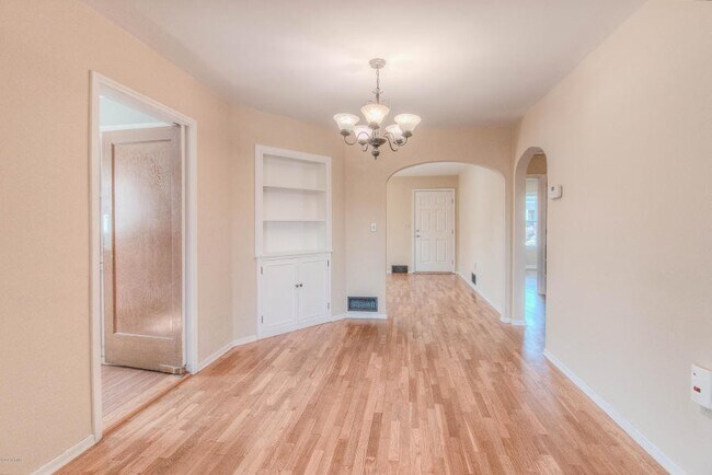 Building Photo - Beautiful Home Near Franklin Park