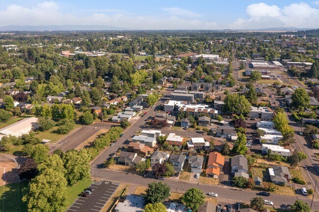 Building Photo - Beautiful 4 Bed, 2 Bath Townhouse with Lots of Closet Space and Laundry In Unit!