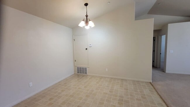 Building Photo - Gorgeous Eagle Mountain Condo!