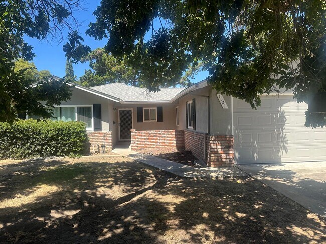 Building Photo - Remodeled 3 Bedroom!