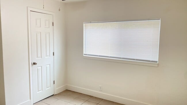 Building Photo - Recently Updated Delhi Home