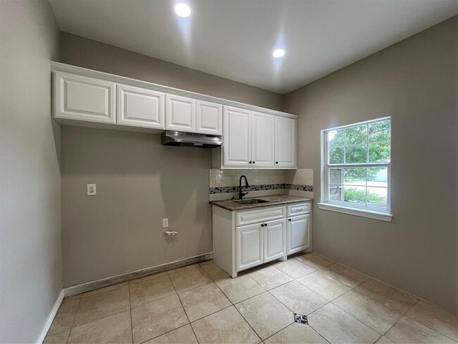 Building Photo - 6430 Skyview Dr