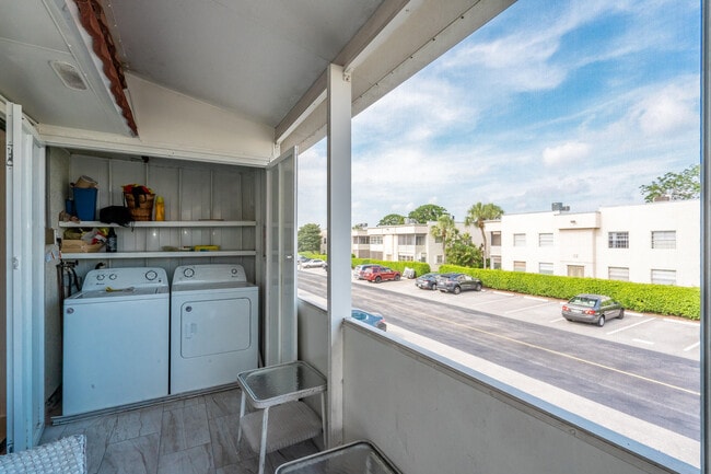 Building Photo - 467 Saxony Way